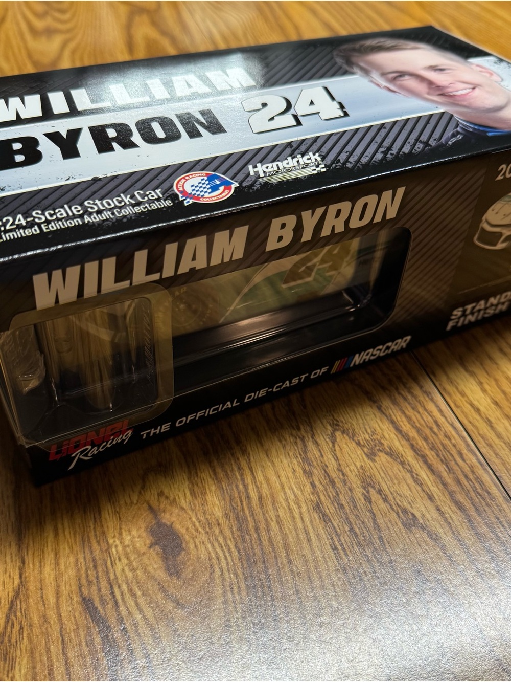 William Byron Signed 1:24 NASCAR Diecast - Picture 8 of 9